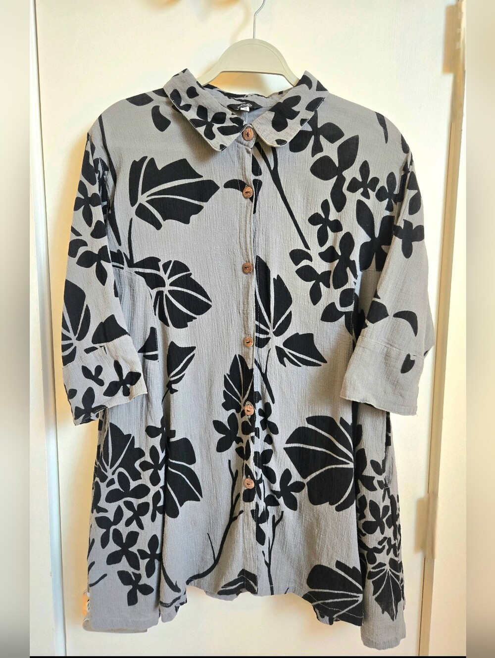 Kurisaka Relaxed Button-Front Floral Tunic Top in Light Gray and Black